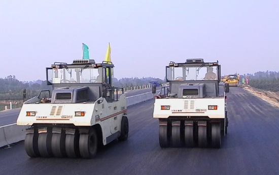 Pneumatic tire roller