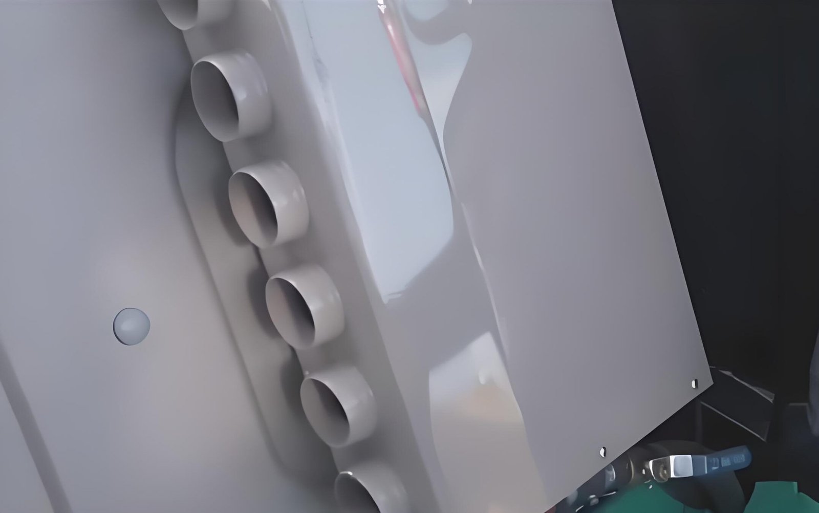 The cab can be equipped with air conditioning and warm air for added comfort.